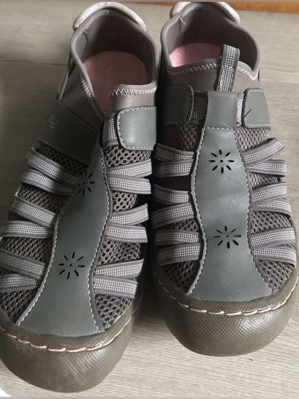 Women's Gray Closed-Toe Casual Sandals
